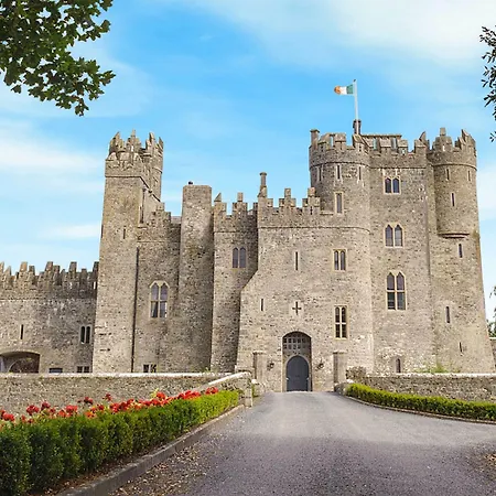 Lodge The At Castle